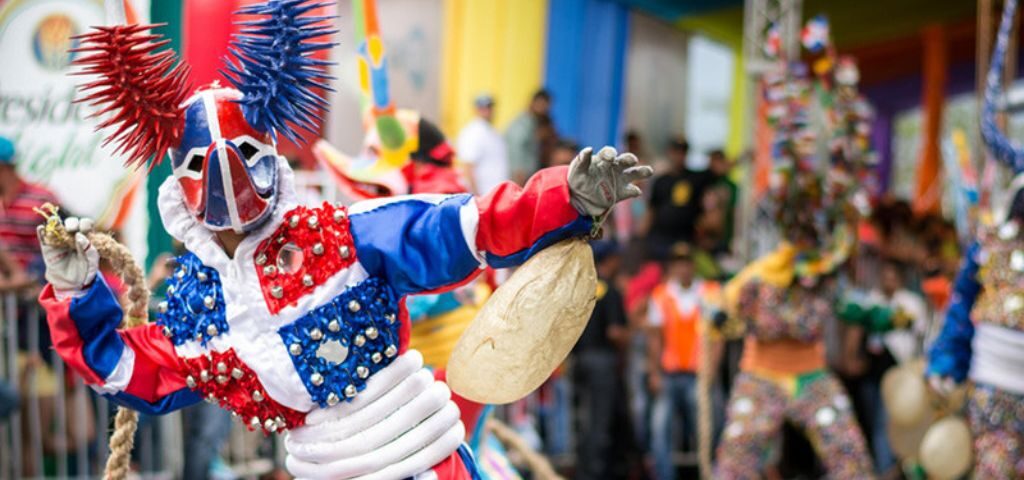 persona disfrazada celebrando carnavales dominicanos